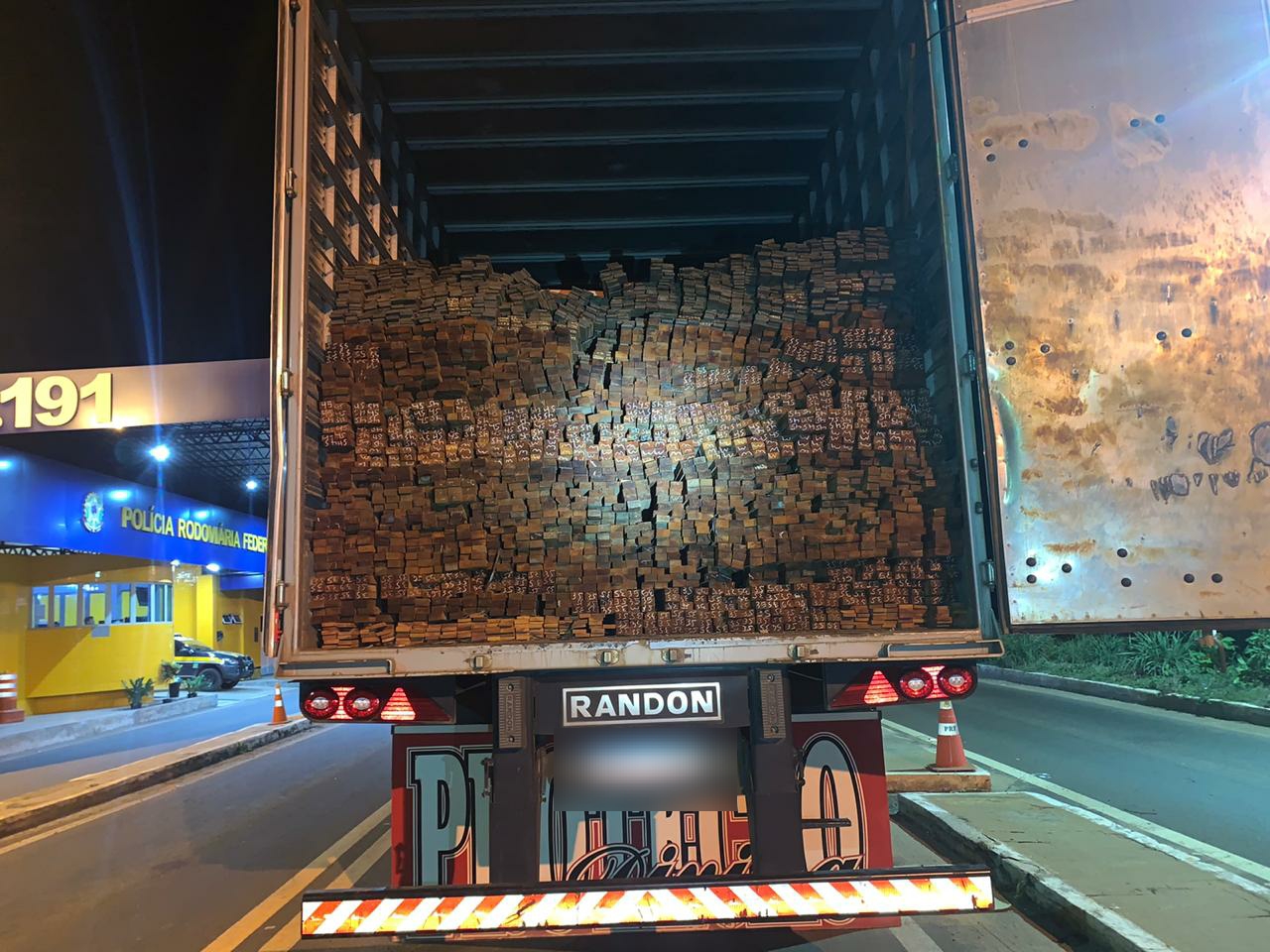 PRF apreende caminhão carregado de madeira ilegal em Floriano